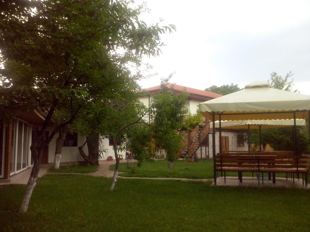 Guest House Friends Emen Bagian luar foto